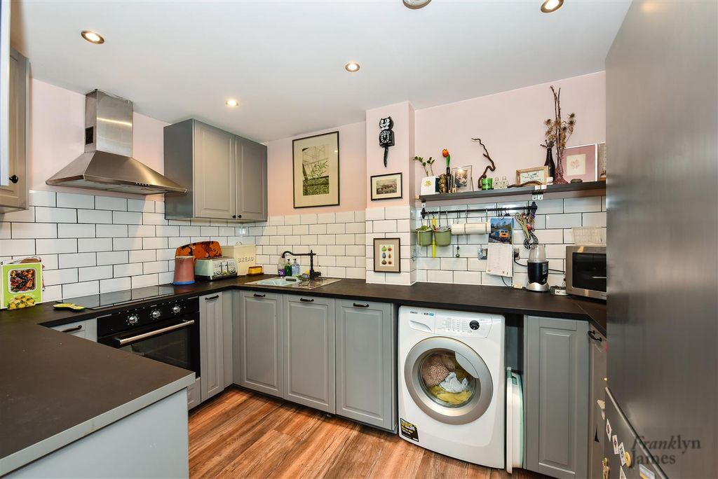 Property photo 2 of 10 26, Locksons Close (7).Jpg