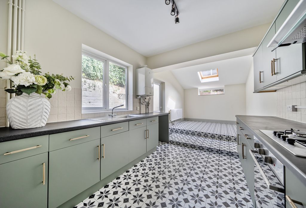 Property photo 1 of 18 1356107-10-68c984...