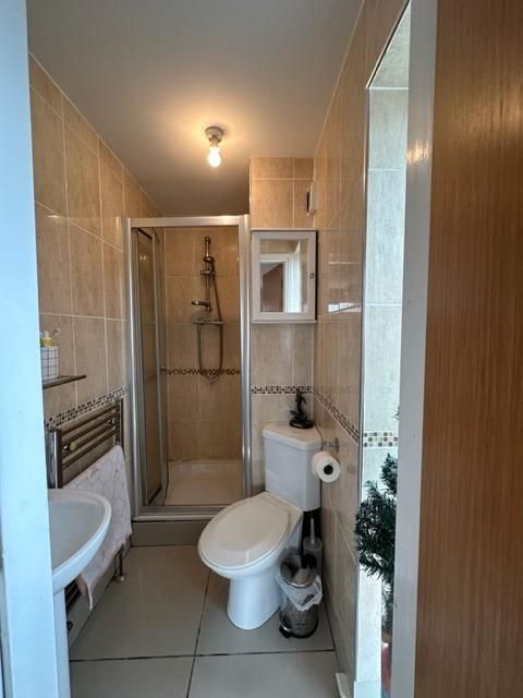 Property photo 3 of 13 Bath 2.Jpg