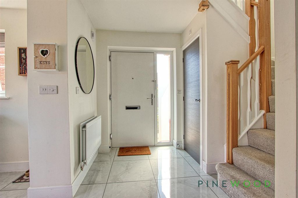 Property photo 2 of 27 Entrance Hall
