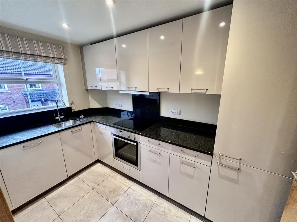 Property photo 3 of 11 Kitchen