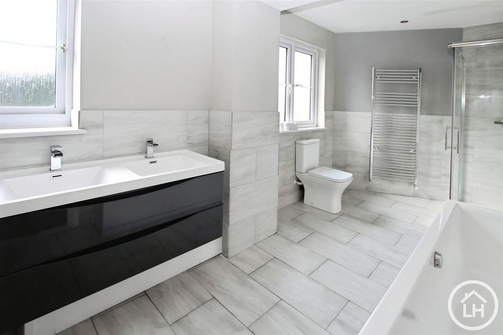 Property photo 2 of 12 Bathroom