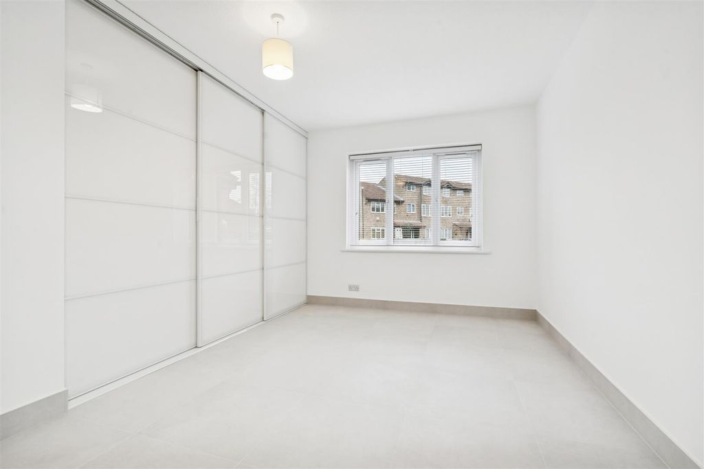 Property photo 3 of 8 Hogarth Crescent, Colliers Wood Reception