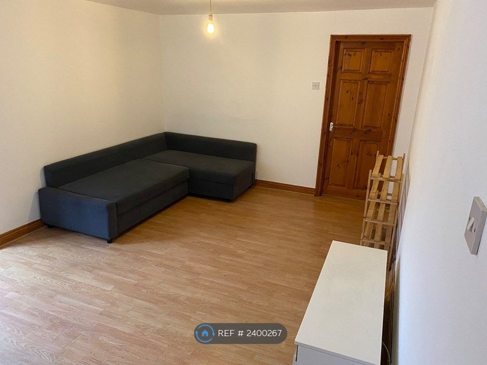 Property photo 3 of 11 Lounge