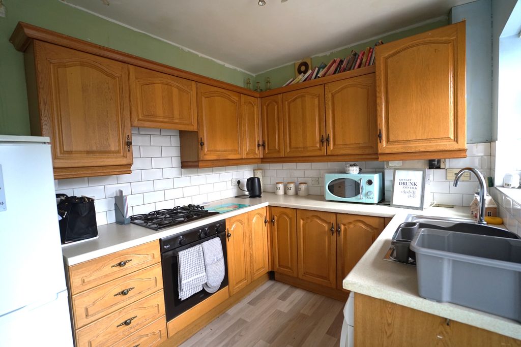 Property photo 3 of 11 Kitchen 1