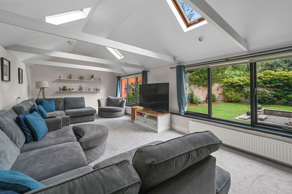 Property photo 2 of 20