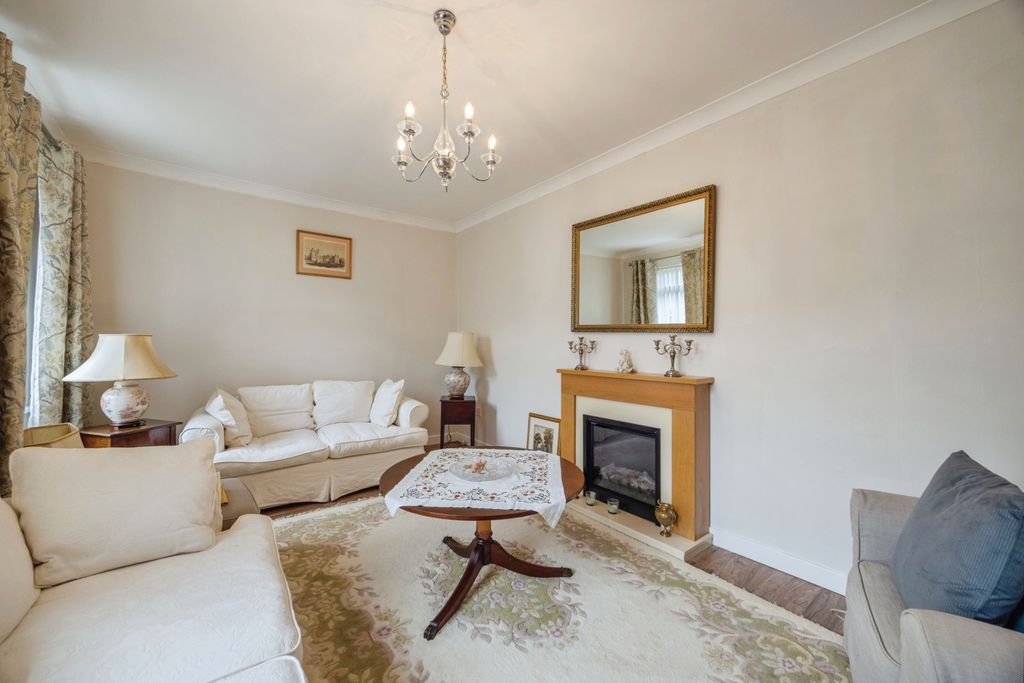 Property photo 3 of 14 Lounge