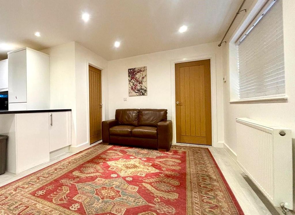 Property photo 2 of 7 1000099935.Jpg