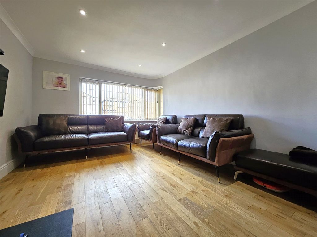 Property photo 2 of 13 Lounge