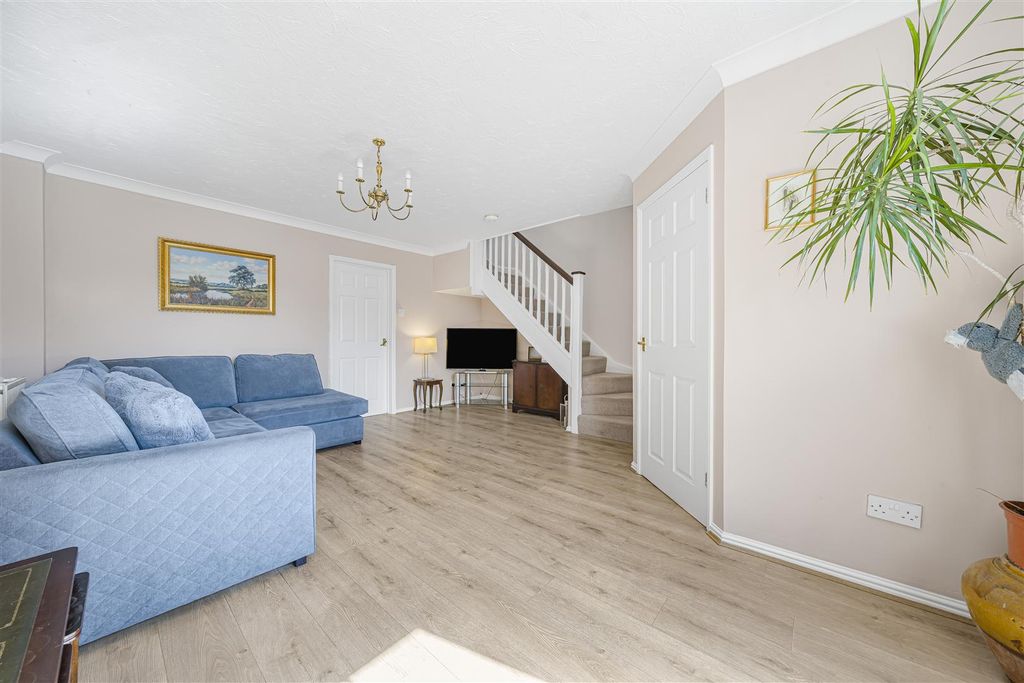 Property photo 3 of 12 16 The Limes, Dedworth Rd, Windsor Sl4 4Us6.Jpg