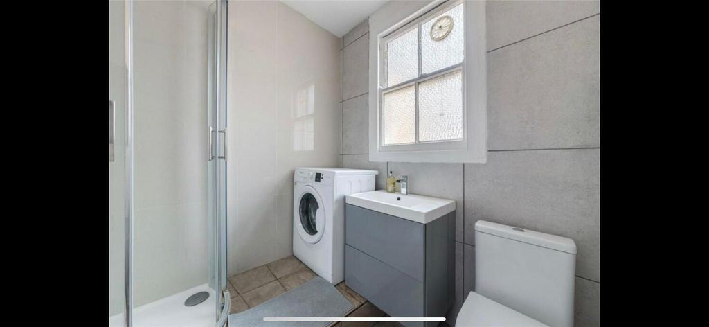 Property photo 2 of 8 Bathroom