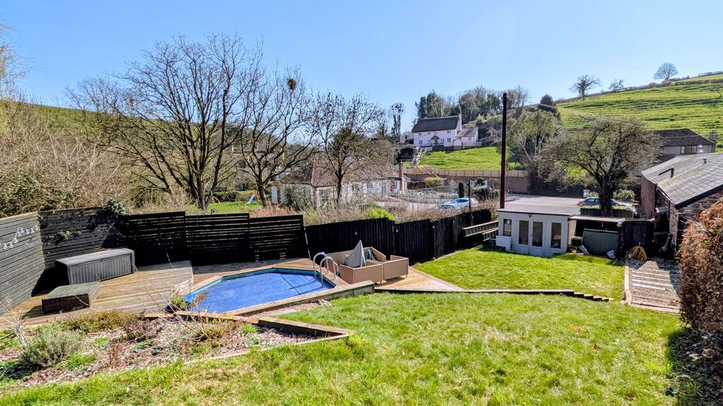 Property photo 2 of 25