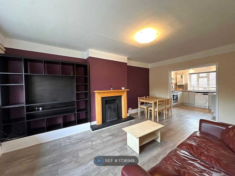 Property photo 3 of 31 Large, Spacious Living Room