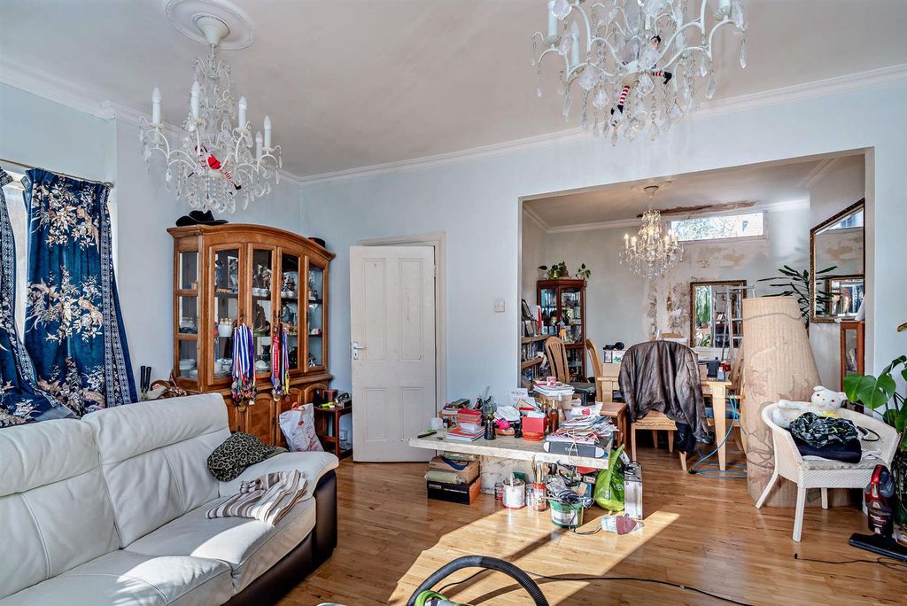 Property photo 3 of 10 8668576-Interior08-800.Jpg