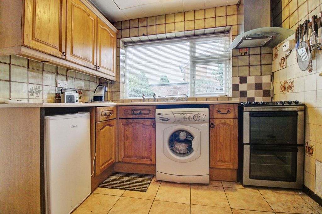 Property photo 3 of 12 Kitchen