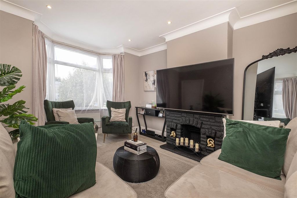 Property photo 2 of 15 96-Tolworth-Road-0003 Copy.Jpg