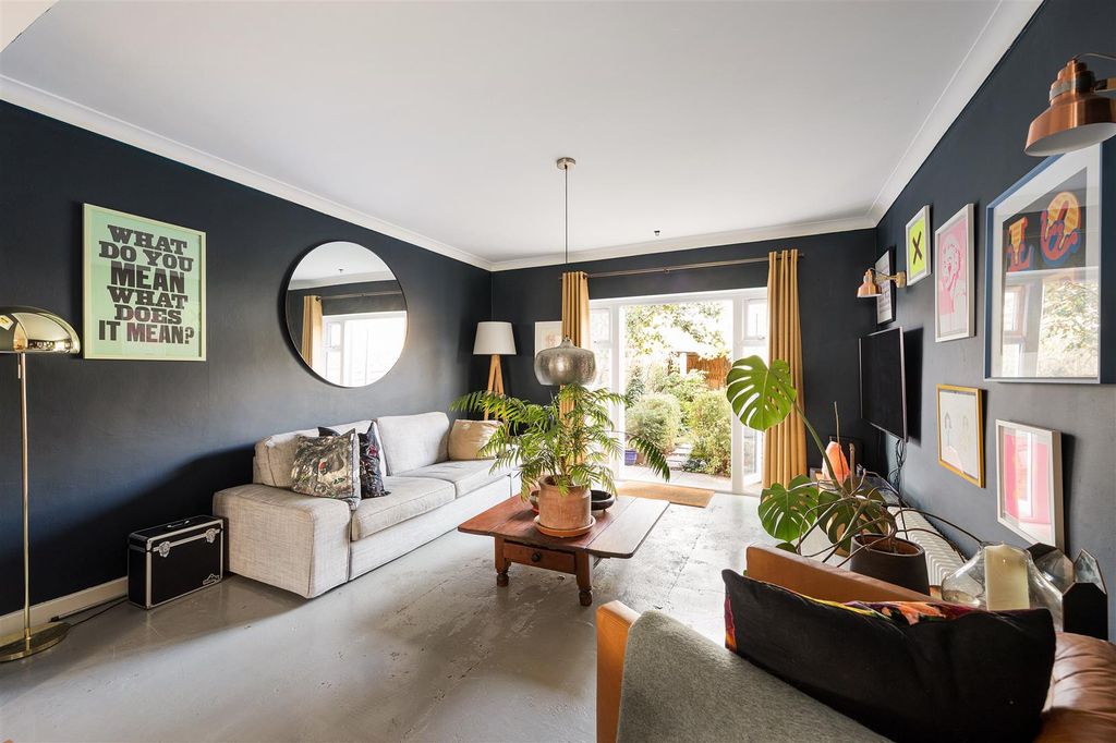 Property photo 2 of 23 Suffield Road, E4