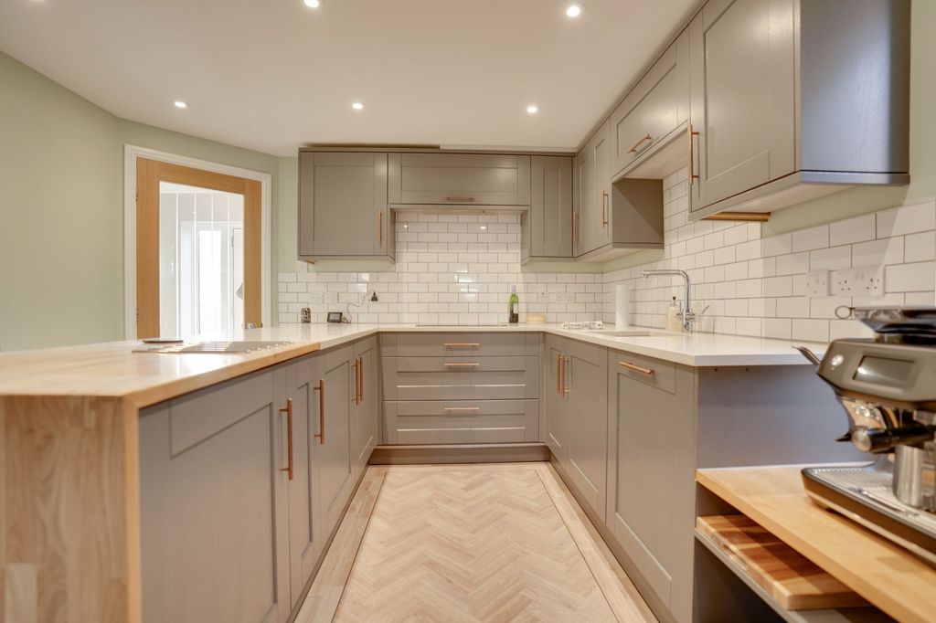 Property photo 3 of 21