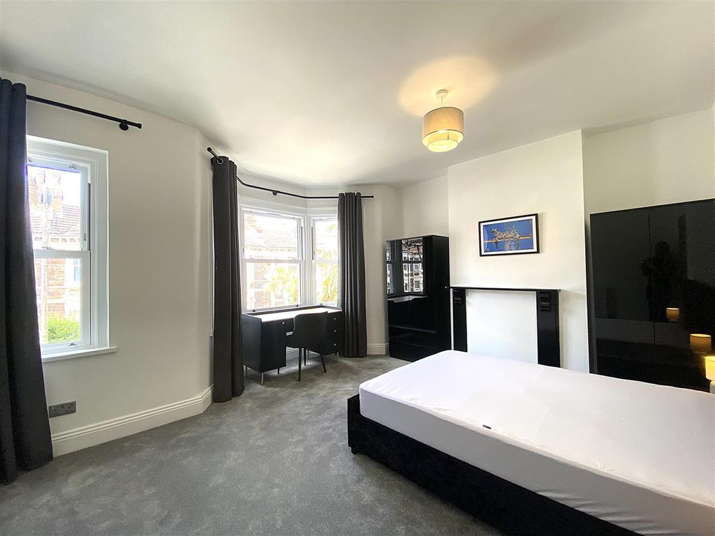 Property photo 3 of 13 Bedroom 6.Jpeg