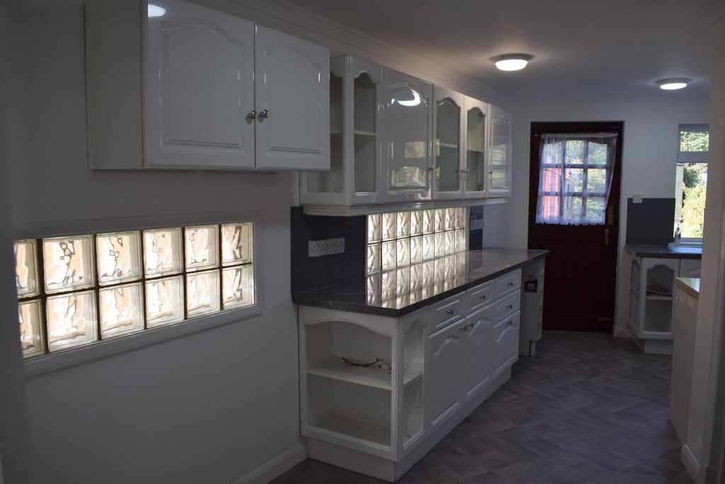 Property photo 3 of 18 Kitchen