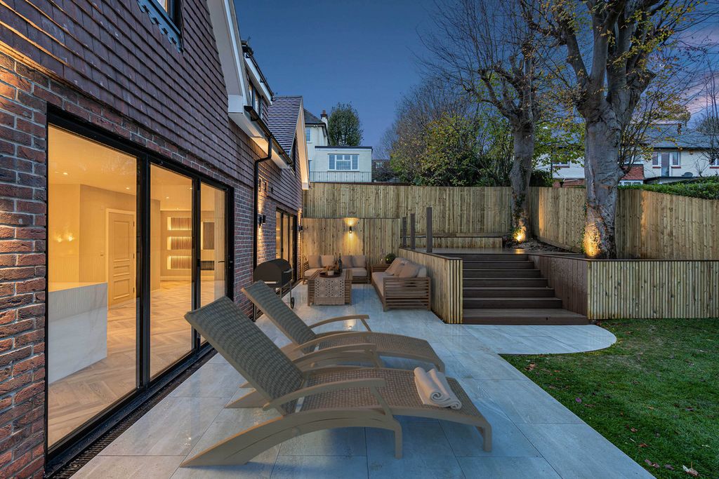 Property photo 2 of 27