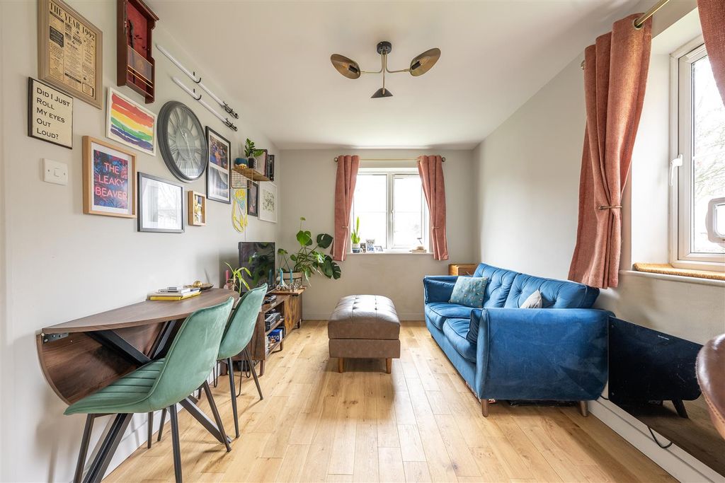 Property photo 2 of 14 Beaufort Close, E4