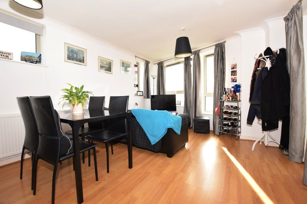 Property photo 2 of 6 Lounge