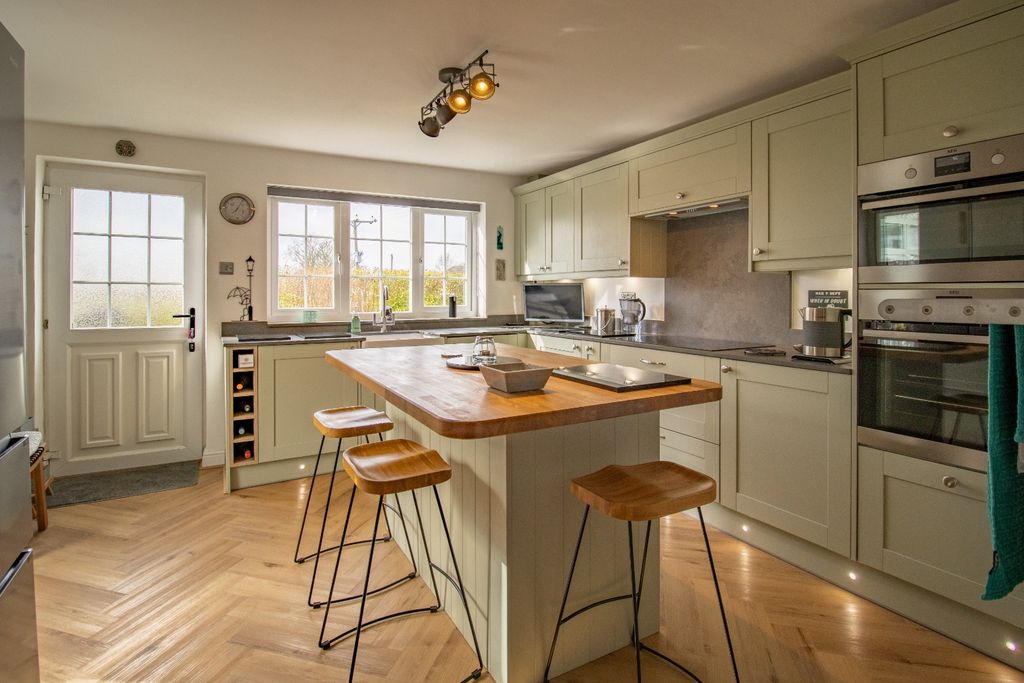 Property photo 3 of 38 4889984