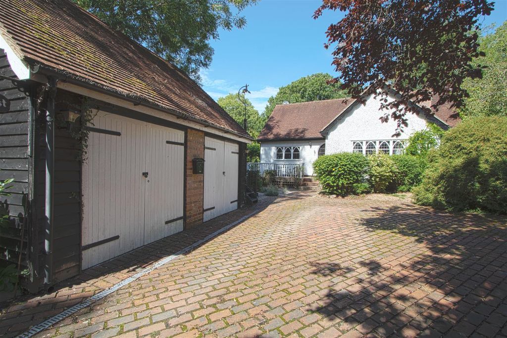 Property photo 2 of 23 Frontwithgarage.Jpg