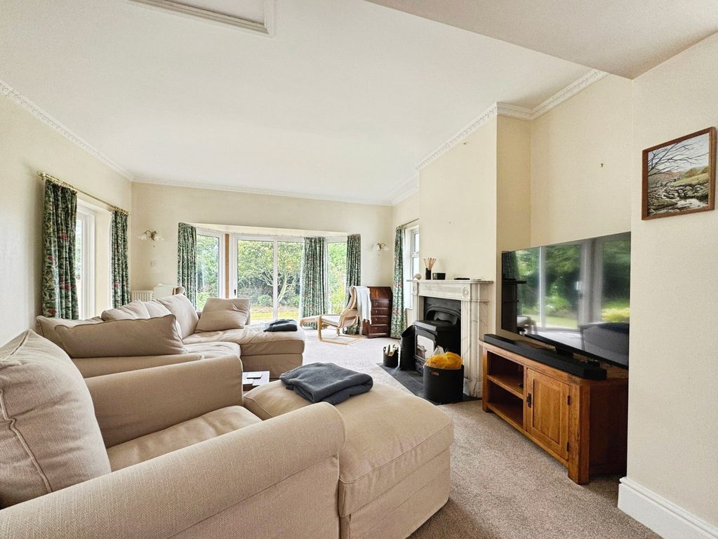 Property photo 2 of 17 Lounge