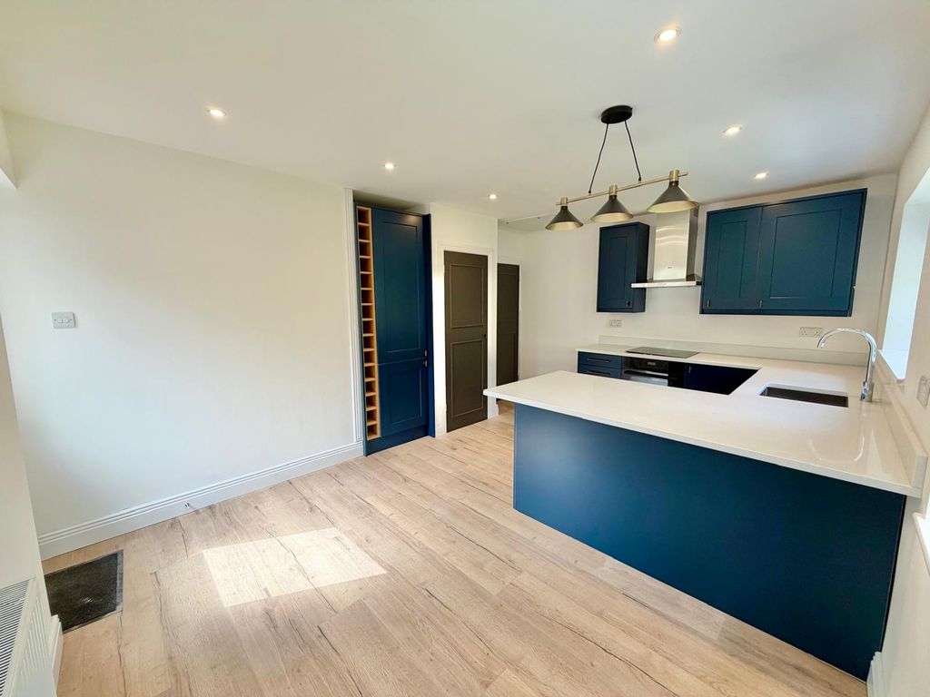 Property photo 3 of 14 9331A5E8-7000-48A9-9F4A-Fb27423E46A9