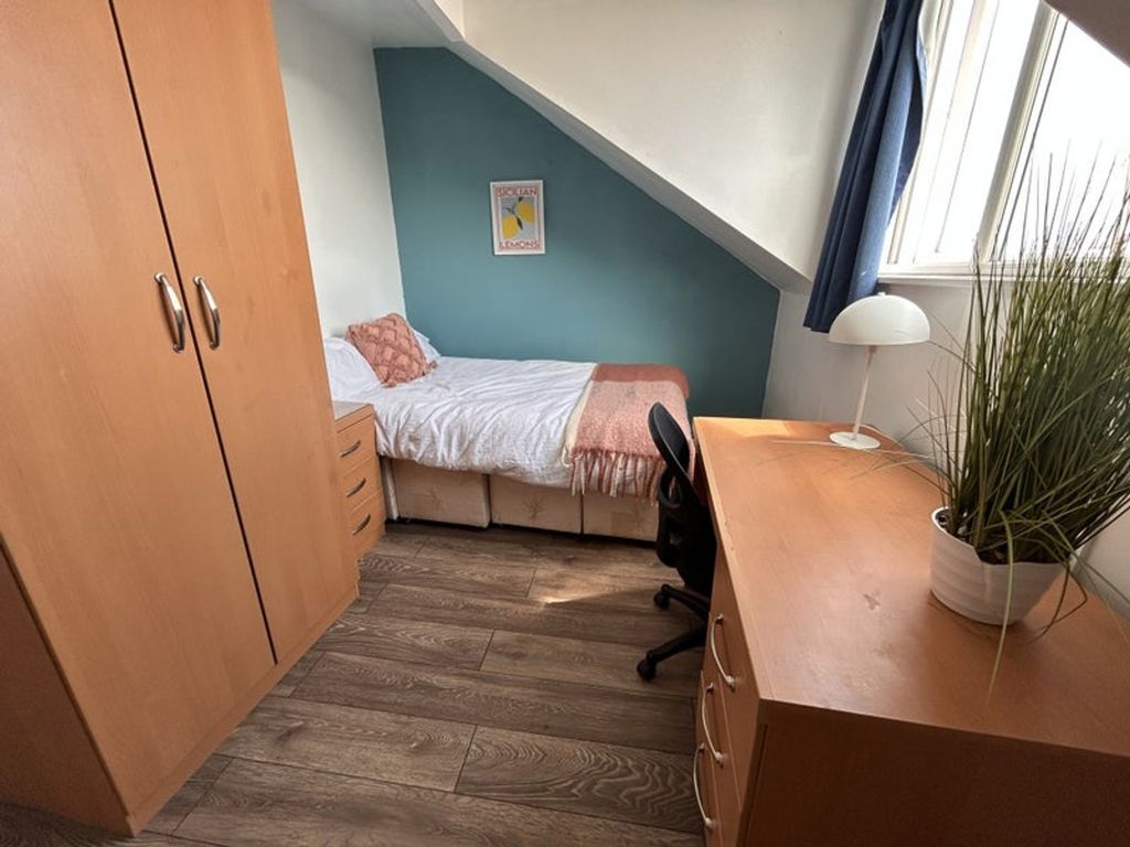 Property photo 2 of 9 This Inviting Double Bedroom Features A Cozy Bed, ...