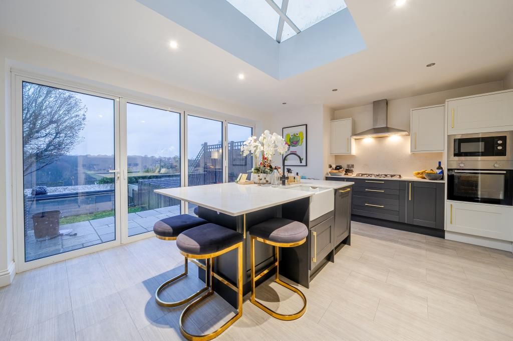 Property photo 2 of 19 Kitchen