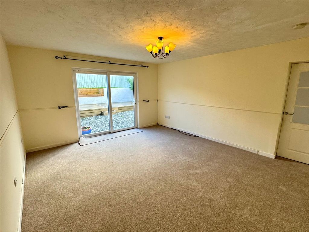 Property photo 2 of 11 5 Tremear Green Lounge