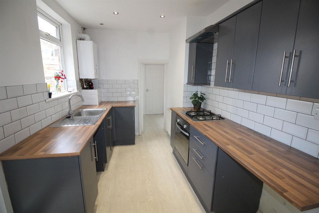 Property photo 2 of 12 Kitchen