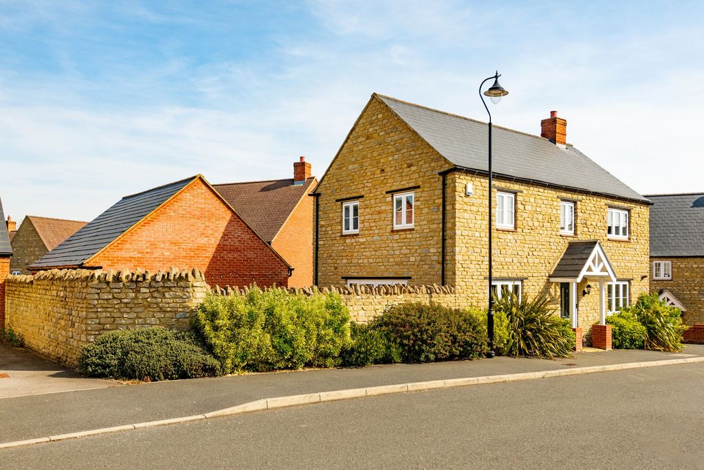 Property photo 1 of 32