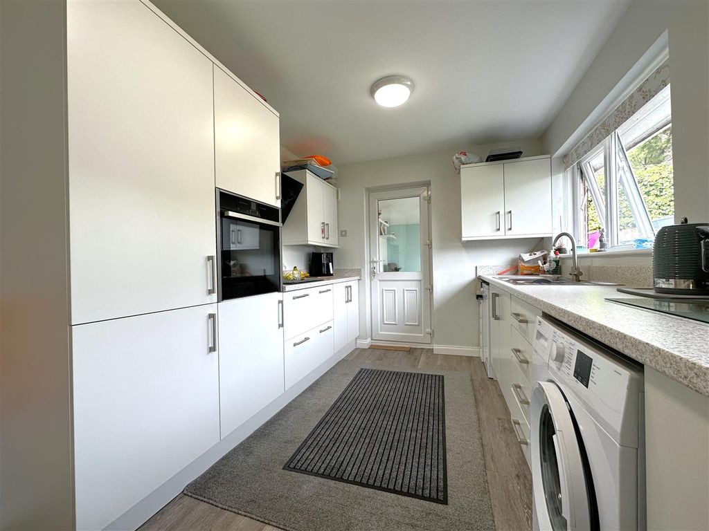 Property photo 2 of 17 Stylish Modern Kitchen 635