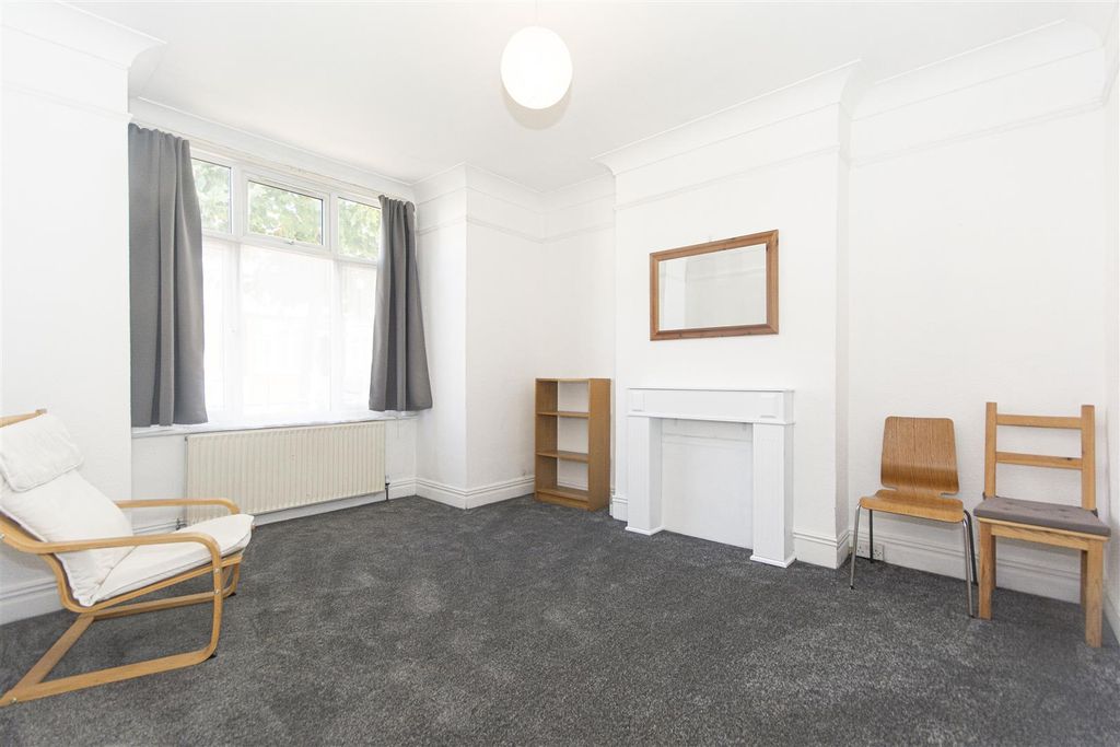 Property photo 1 of 12 Gassiot Road Sw17 (7).Jpg