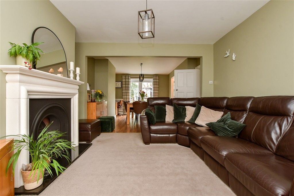 Property photo 3 of 14 Lounge