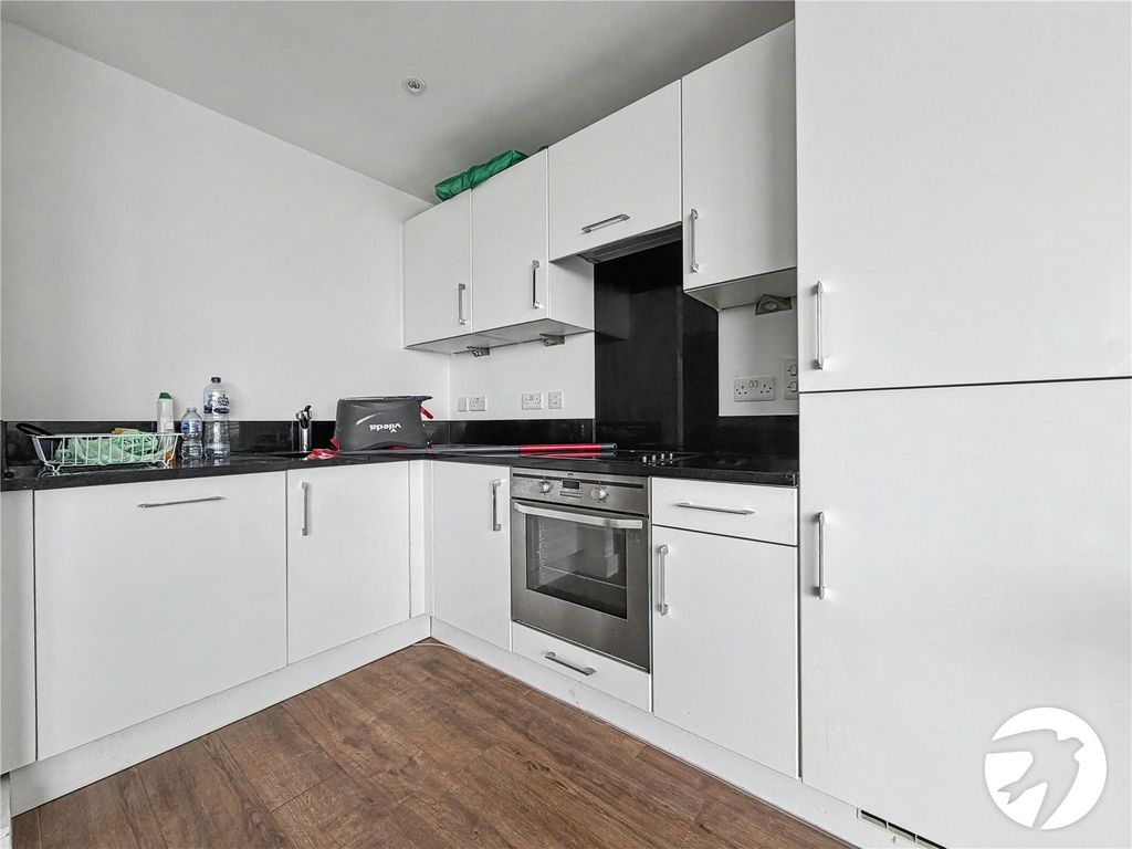 Property photo 3 of 10 Kitchen