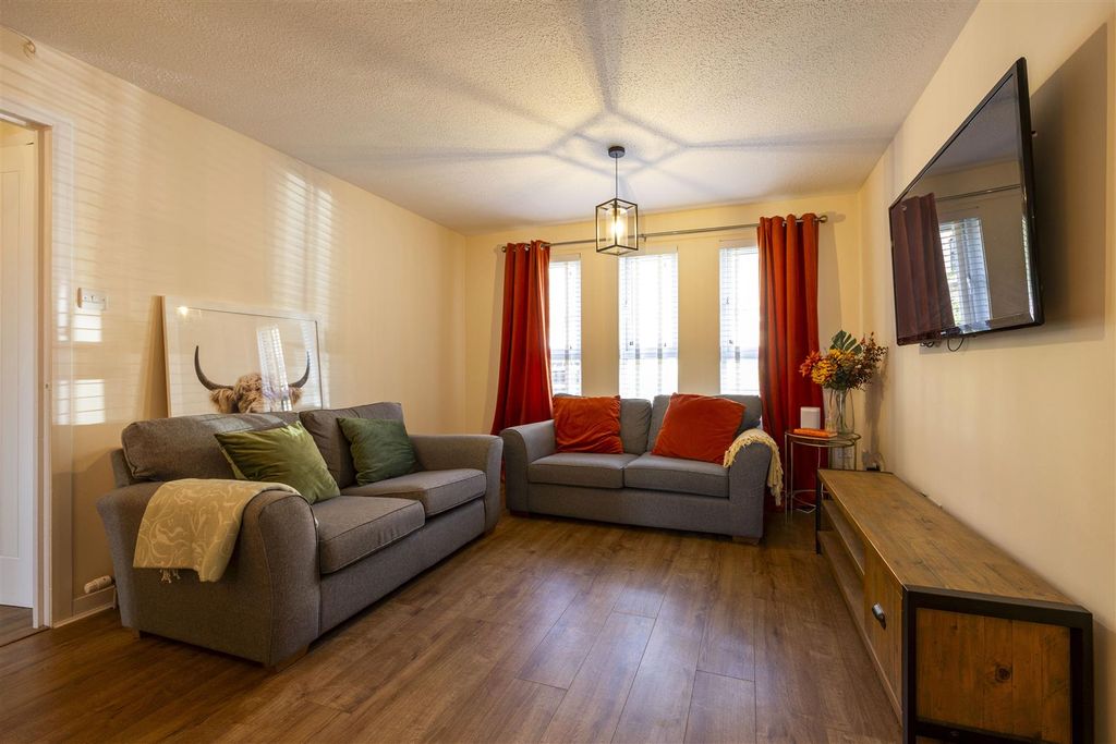Property photo 3 of 13 0-1_149_Raeberry_Street_Glasgow_007.Jpg