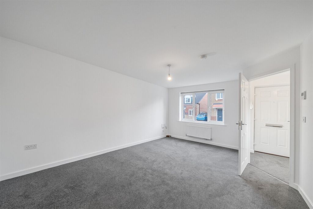 Property photo 3 of 7 Living Room