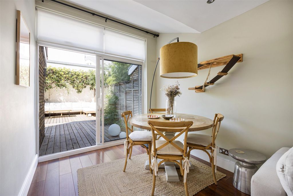 Property photo 3 of 36 Legion Close, N1