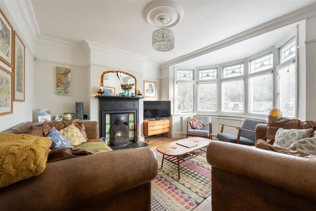 Property photo 2 of 51 Beacontree Avenue, E17