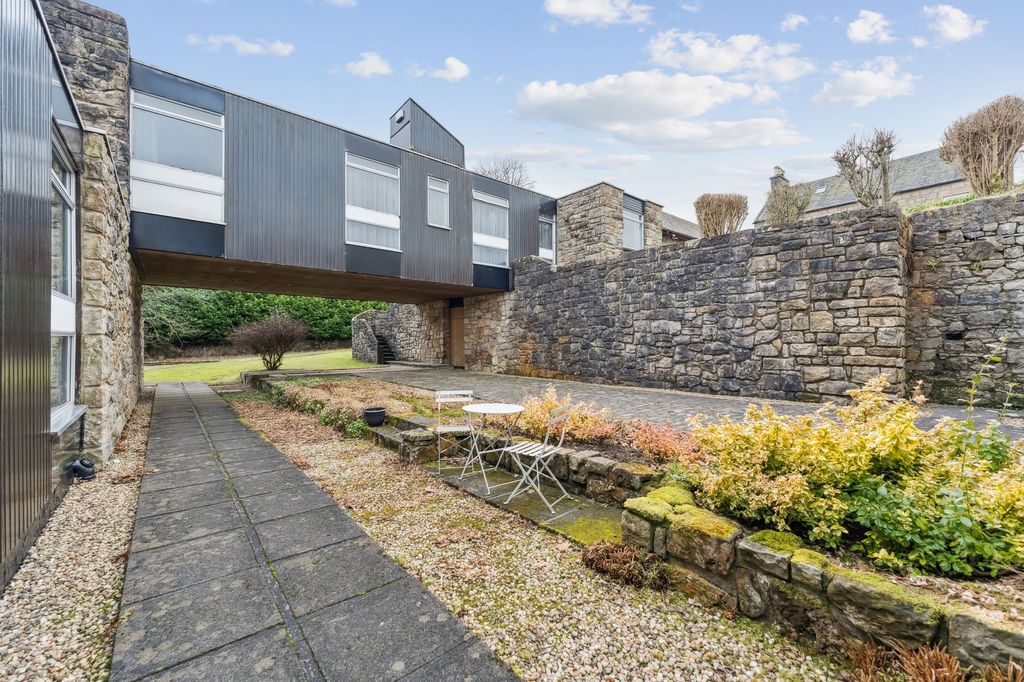 Property photo 2 of 30