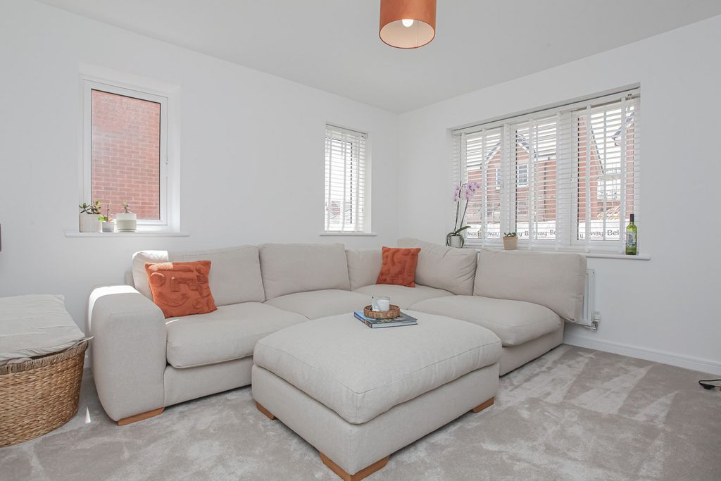 Property photo 2 of 21