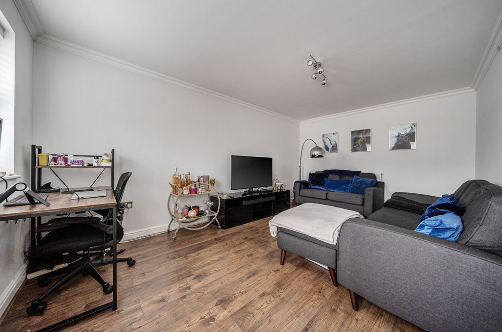 Property photo 3 of 19 1404576-19-697B87...