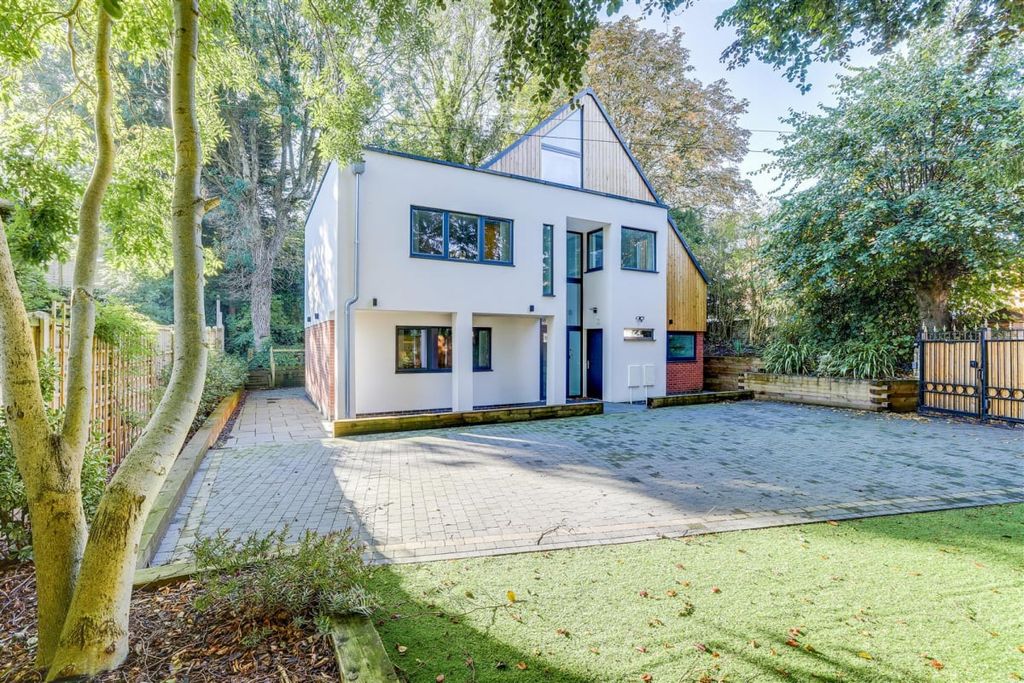 Property photo 1 of 92