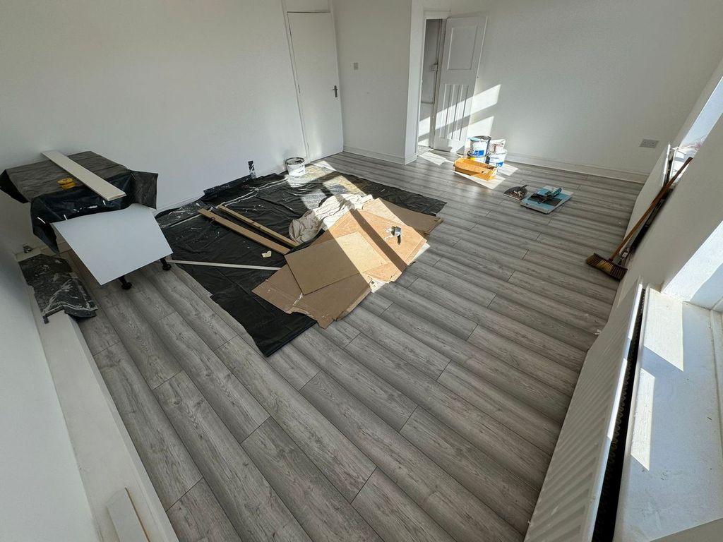 Property photo 3 of 8 Lounge