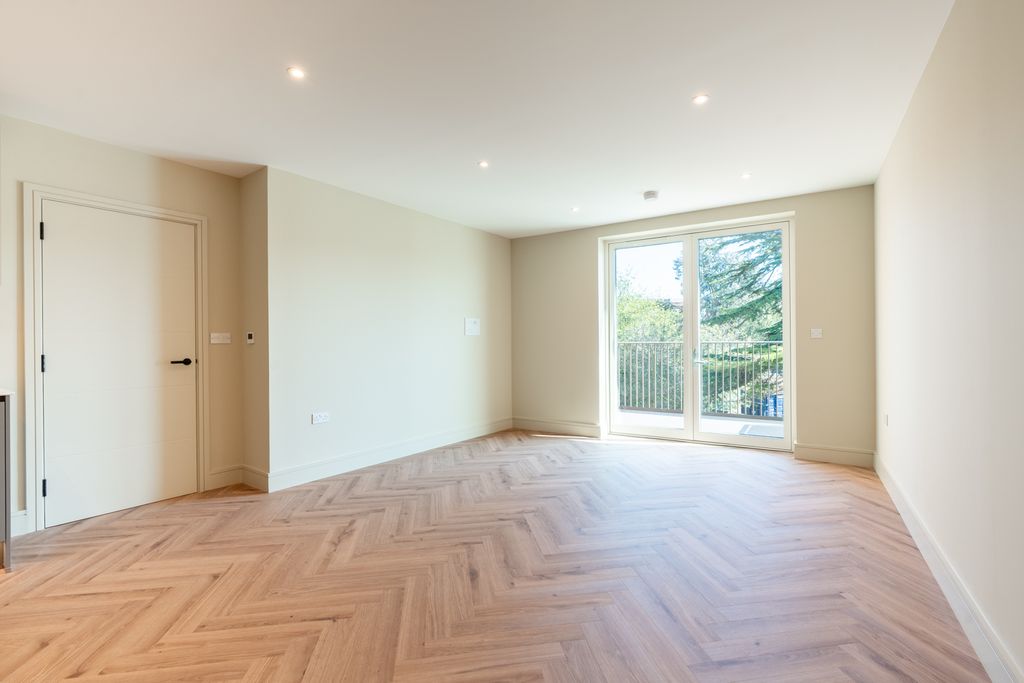 Property photo 1 of 14 Spacious Living Room